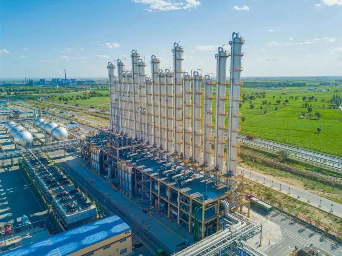 通威永祥股份精馏塔装置,来源于通威官微