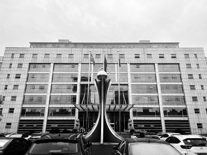 东方盛虹营收突破千亿与股价背离缪汉根高速扩张债务1200亿财务承压