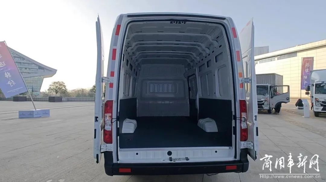 11.9方最大容积,550公里极限续航!东风汽车股份亮出纯电大VAN“新武器”