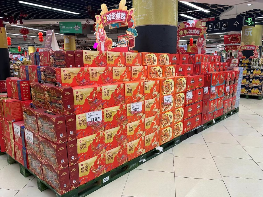 为确保春节期间市场供应稳定,永辉超市提前进行了大量的备货工作