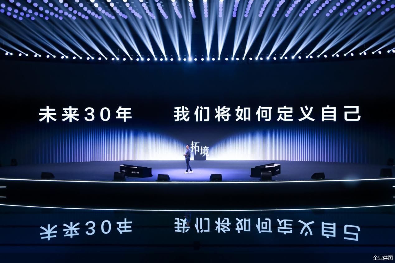 奥普家居CEO吴兴杰在新品推出之际,面向未来发展发出了灵魂追问