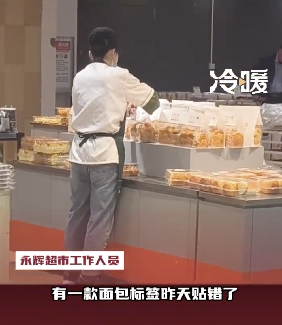 ���Գ��л�Ӧ�Ϸ�һ�ŵ�Ա������Ʒ���ڱ�ǩ��������ǩ��