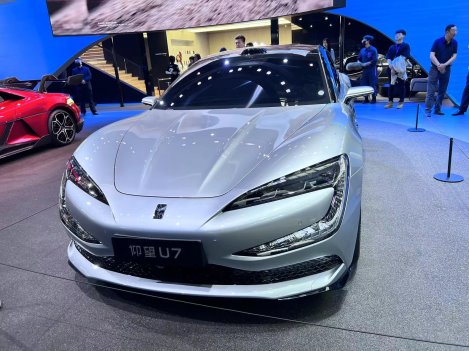 开车门技术让其他车型仰望比亚迪仰望U7U9携炫酷黑科技亮相北京车展