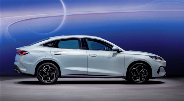 搭载比亚迪第五代DM-i混动海豹06续航曝光:满油满电近2000公里