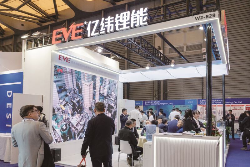 亿纬锂能累募150亿仍缺资金90亿产能利用率两连降再投32亿疯狂扩产