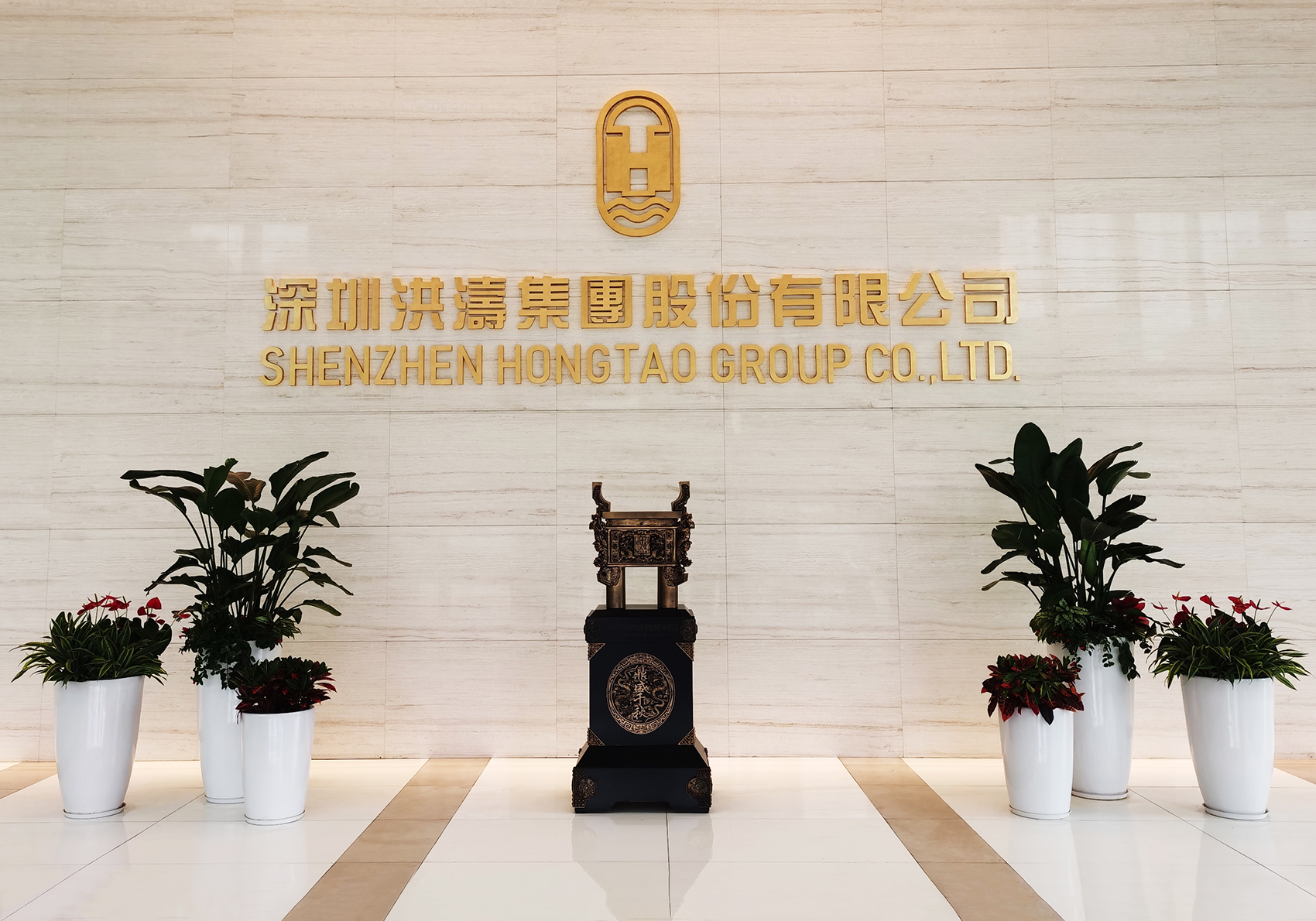 每经原创-G-公司-上市公司-洪涛股份(002325.SZ)-洪涛股份、洪涛股份总部前台、深圳洪涛集团股份有限公司(每经记者、孔泽思、摄).jpg