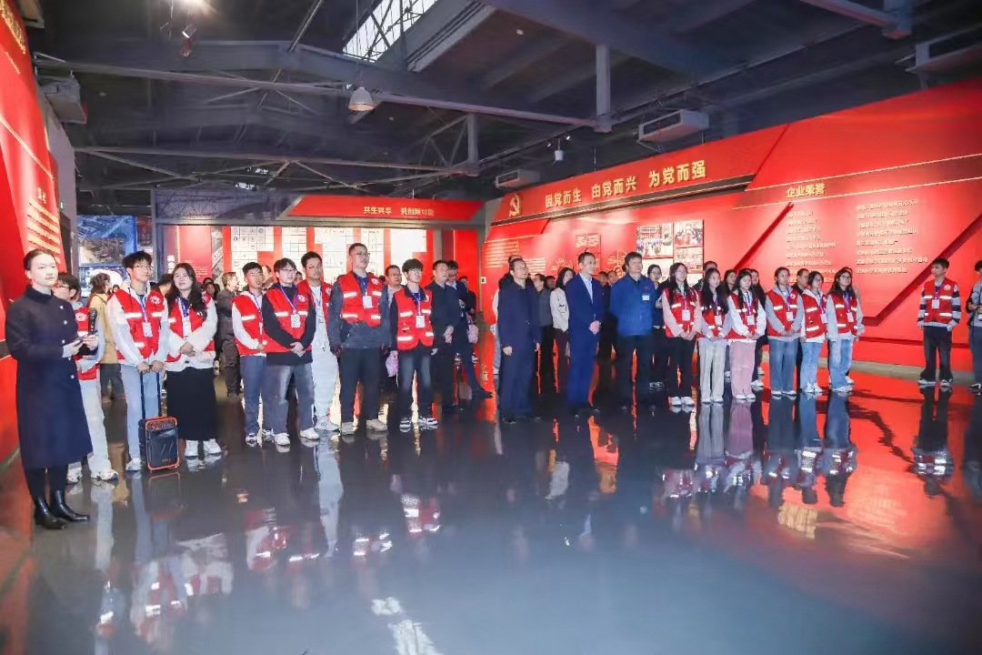 1731033182276962.jpg 2 参观中信重工厂史馆_副本.jpg