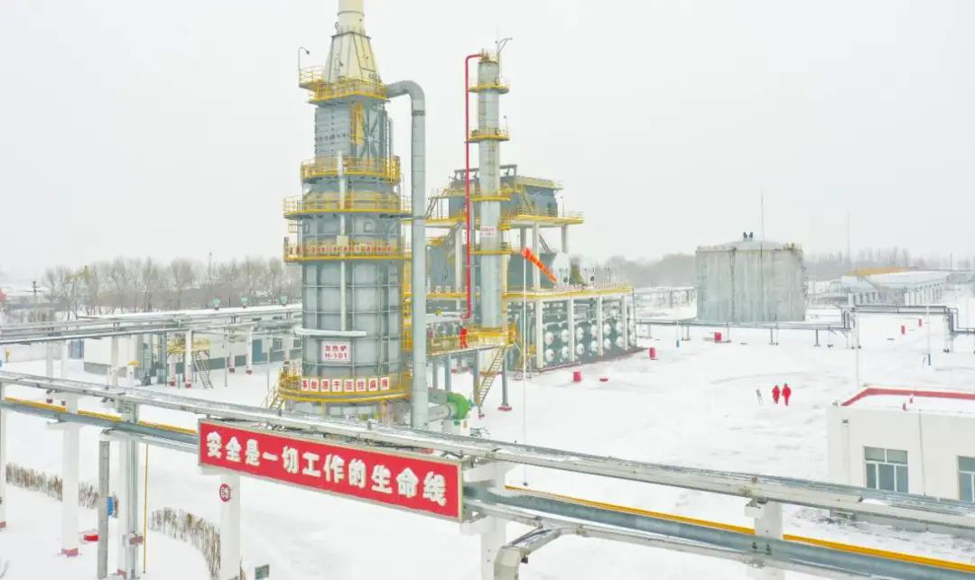 大庆油田天然气产量再创新高,实现连续14年稳定增长。大庆油田储气库形成“运行2座、建设1座、评价4座”的发展格局,成为国家能源调配的战略重地。大庆油田天然气分公司持续强化产销协同,高效解决临时增加民生用气需求10余次。11月以来,该公司已外供气超5亿立方米,连续25日外供气突破千万,全力确保龙江地区数百万民商用户、千万人口和数十家重点大工业用户天然气安全平稳供应。