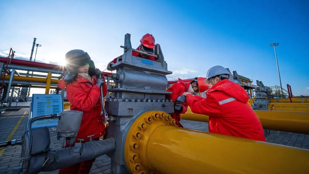 作为国内最大的天然气生产供应企业,中国石油全产业链“攒劲”,各大主力气区加大增产增供力度,坚决打好供暖季天然气保供“主动仗”,保障人民群众温暖过冬。当前,长庆油田正全力为50多个大中城市、近4亿人奋力输送“福气”,长庆油田500口调峰井和72台加热炉“备战备需”。积极优化储气库注采时间,目前,储气库日增产天然气1000万立方米以上,最大调峰产量可达1330万立方米/天。同时,庆阳气田和青石峁气田两个新区也齐发力,日产气量同比去年分别增加约60万立方米和65万立方米。