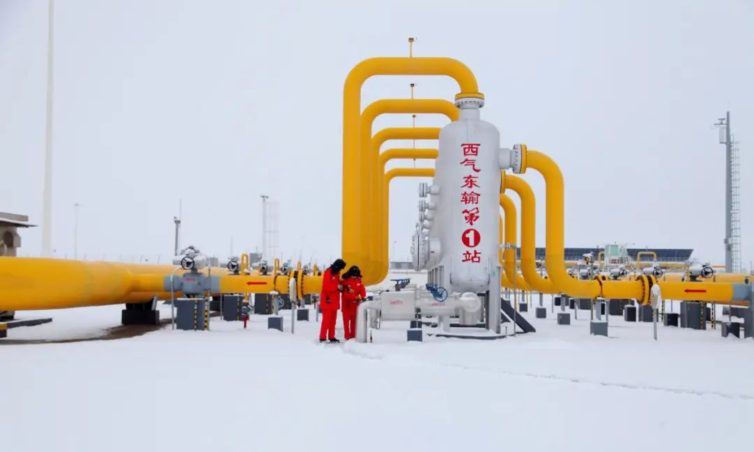 塔里木油田产、供、储、销各环节齐发力,坚决扛起西气东输主力气源地和南疆首要气源地职责使命,让新增气源快“上阵”,已投产气井超40口,为冬供注入了新的“血液”。今冬明春,还将有20多口新井陆续投产,加入到冬供“流量大军”中贡献产能。牙哈、柯克亚储气库“开仓放粮”,最高日冲“峰”保供能力达到570万立方米。克拉、博孜、大北等19座大中型主力气田全力提升天然气生产能力。其中,我国最大超深凝析气开发生产基地博大采油气管理区天然气年产量突破百亿立方米大关。