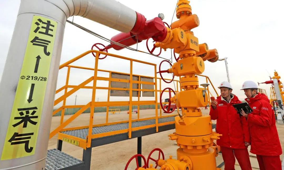 截至12月26日,辽河油田天然气日产量较年初净增25.3%,刷新近25年来的天然气日产纪录。在辽河老区,该公司通过精细挖掘老区潜力,强化气藏管理,实施调补层、排水采气措施125井次,日增气26万立方米;实施“零散井车载收气、溶解气井套管收气、密闭集油工程、伴生气处理回收和低压低产井间开收气”5项重点举措,日增气7万立方米。