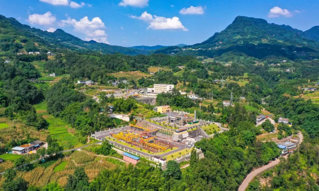 作为西南地区最大的天然气供应企业,西南油气田承担着为川渝地区千余家大中型工业用户、1万余家公用事业用户以及2500余万家居民用户供气的重要任务。截至12月26日,西南油气田今冬明春天然气保供期间累计供应天然气量较去年同比增加11.4%,创历史新高。该公司加快新井提速提效,积极老井措施挖潜,高效推进重点工程建设,全力夯实保供资源基础,日均天然气产量较去年同比增加超1500万立方米。同时,该公司加强储气库调峰能力,储气库采气量较去年同比增加27%。