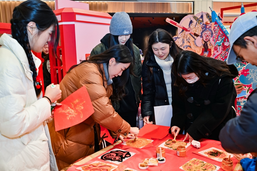 腊八启幕!良品铺子“非遗”联动闹新春,线上线下共掀年货热潮