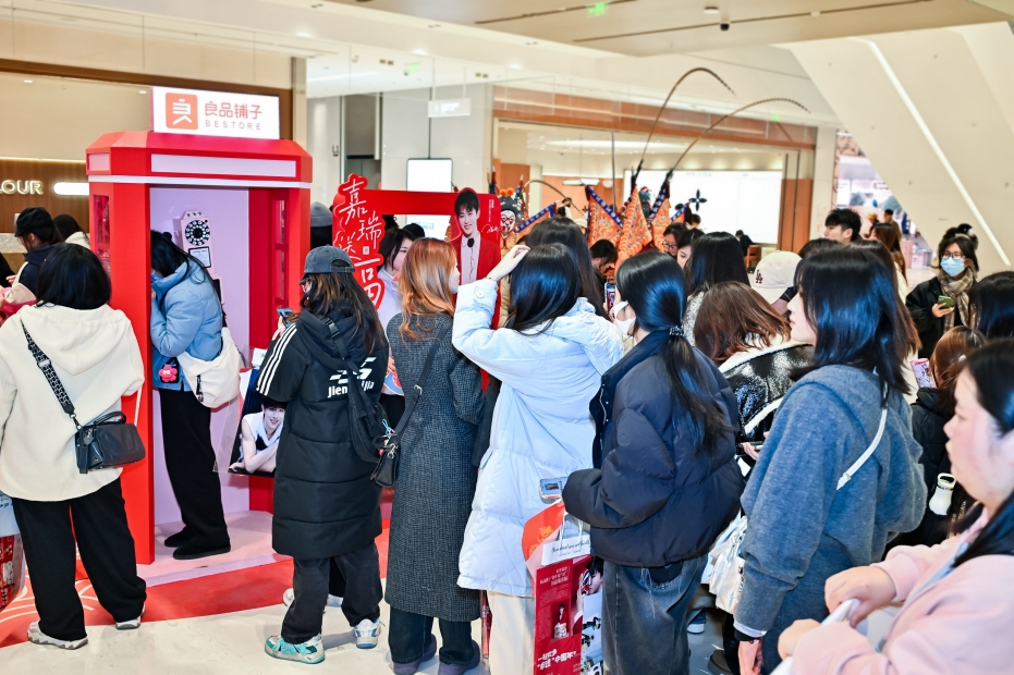 腊八启幕!良品铺子“非遗”联动闹新春,线上线下共掀年货热潮