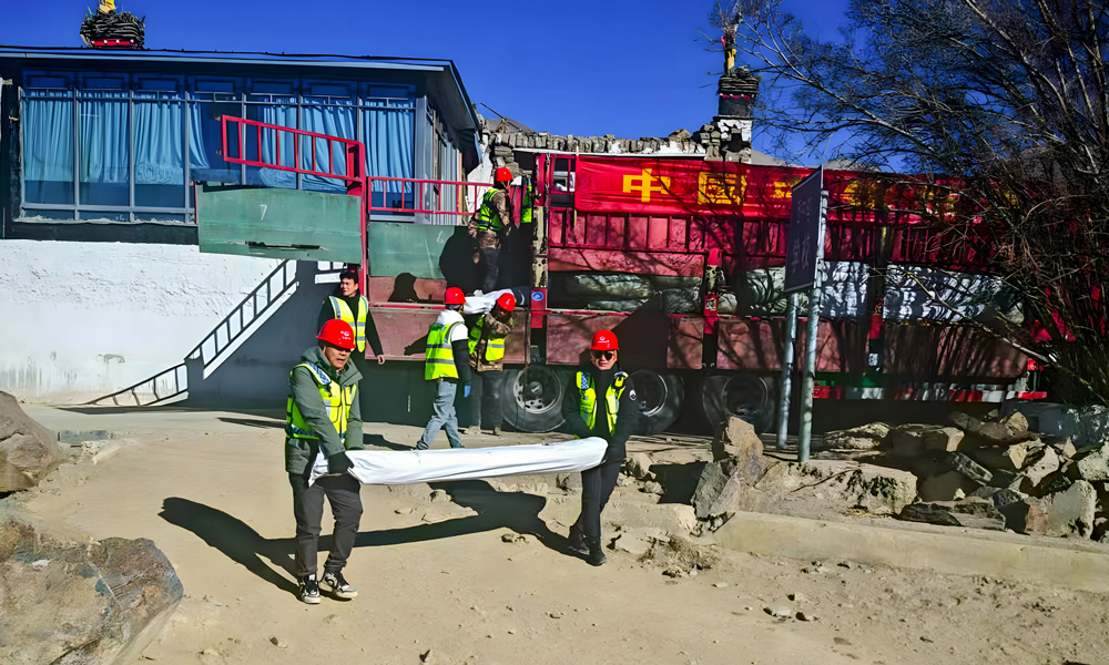 中铁物贸成都分公司西藏经营中心闻令即动,结合当地实际需求和救援任务,充分发挥供应链资源整合优势和快速反应能力,第一时间将200顶帐篷、200件军大衣及棉被、50箱方便面、1000片暖宝宝贴、30盏头灯等救援物资送抵灾区一线,保障灾区群众基本生活。