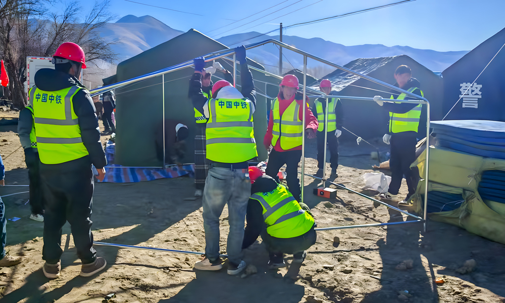 中铁广州局在藏项目部立即响应,共组织救援人员71名,协调安排挖掘机、装载机、平板车、越野车、加油车等机械设备共计38台套。目前救援人员正全力在定日县长所乡班久村、央米村、茶江村、森嘎村及康马县等地开展救灾帐篷搭设等工作。