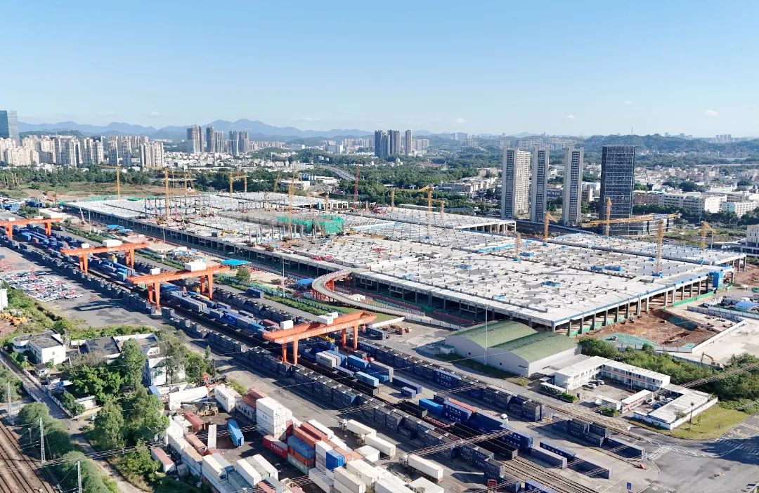 天空、建筑、曲线、建筑、玻璃、窗户、结构、云、反射、仰视、钢铁、现代、线条、城市、蓝色、框架、清洁、全球、公司、互联网 图为项目深圳国际物流中心施工现场.jpg