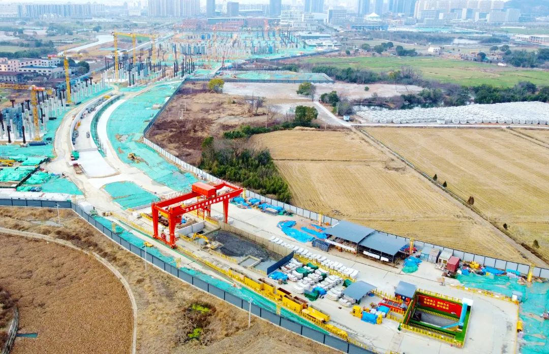 天空、建筑、曲线、建筑、玻璃、窗户、结构、云、反射、仰视、钢铁、现代、线条、城市、蓝色、框架、清洁、全球、公司、互联网 杭州至德清市域铁路建设现场.jpg