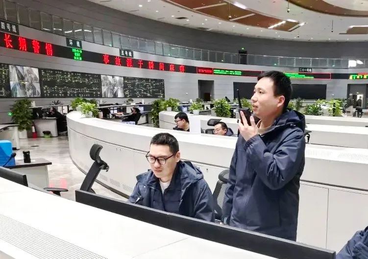 天空、建筑、曲线、建筑、玻璃、窗户、结构、云、反射、仰视、钢铁、现代、线条、城市、蓝色、框架、清洁、全球、公司、互联网 1.运营调度指挥.jpg