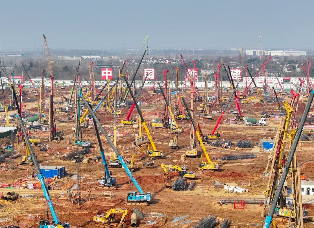 天空、建筑、曲线、建筑、玻璃、窗户、结构、云、反射、仰视、钢铁、现代、线条、城市、蓝色、框架、清洁、全球、公司、互联网 南京北站航拍.jpg