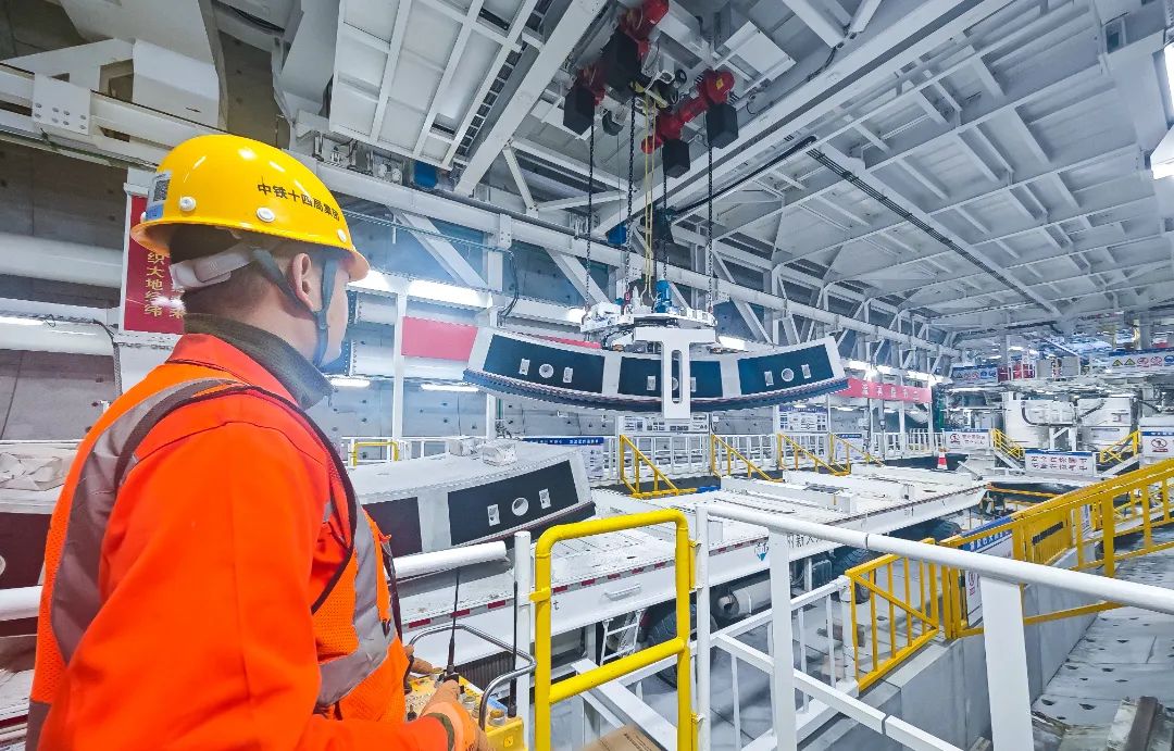 天空、建筑、曲线、建筑、玻璃、窗户、结构、云、反射、仰视、钢铁、现代、线条、城市、蓝色、框架、清洁、全球、公司、互联网 中铁十四局建设者正在吊装管片.jpg