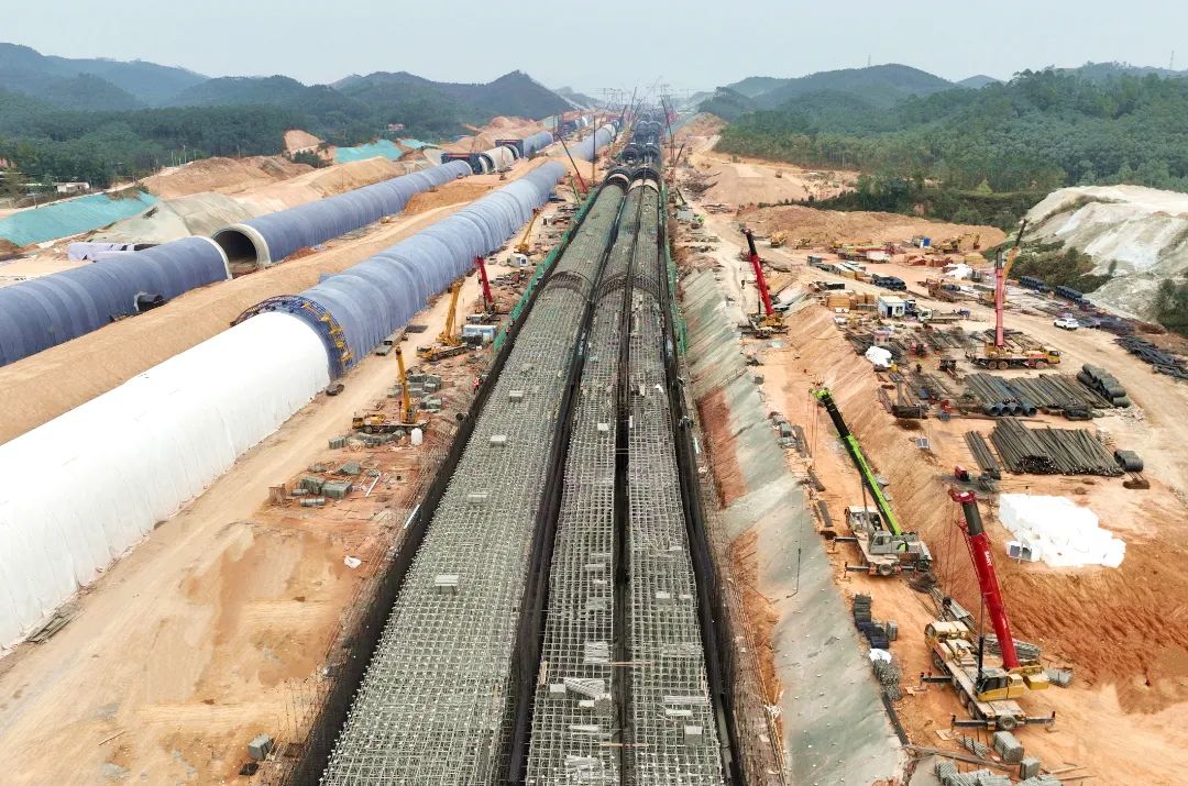 天空、建筑、曲线、建筑、玻璃、窗户、结构、云、反射、仰视、钢铁、现代、线条、城市、蓝色、框架、清洁、全球、公司、互联网 附图:轨道二线施工现场.jpg