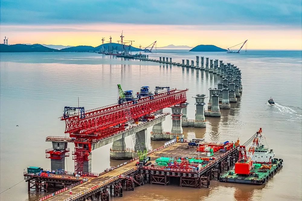 天空、建筑、曲线、建筑、玻璃、窗户、结构、云、反射、仰视、钢铁、现代、线条、城市、蓝色、框架、清洁、全球、公司、互联网 青龙门大桥西引桥(徐启欢摄).JPG