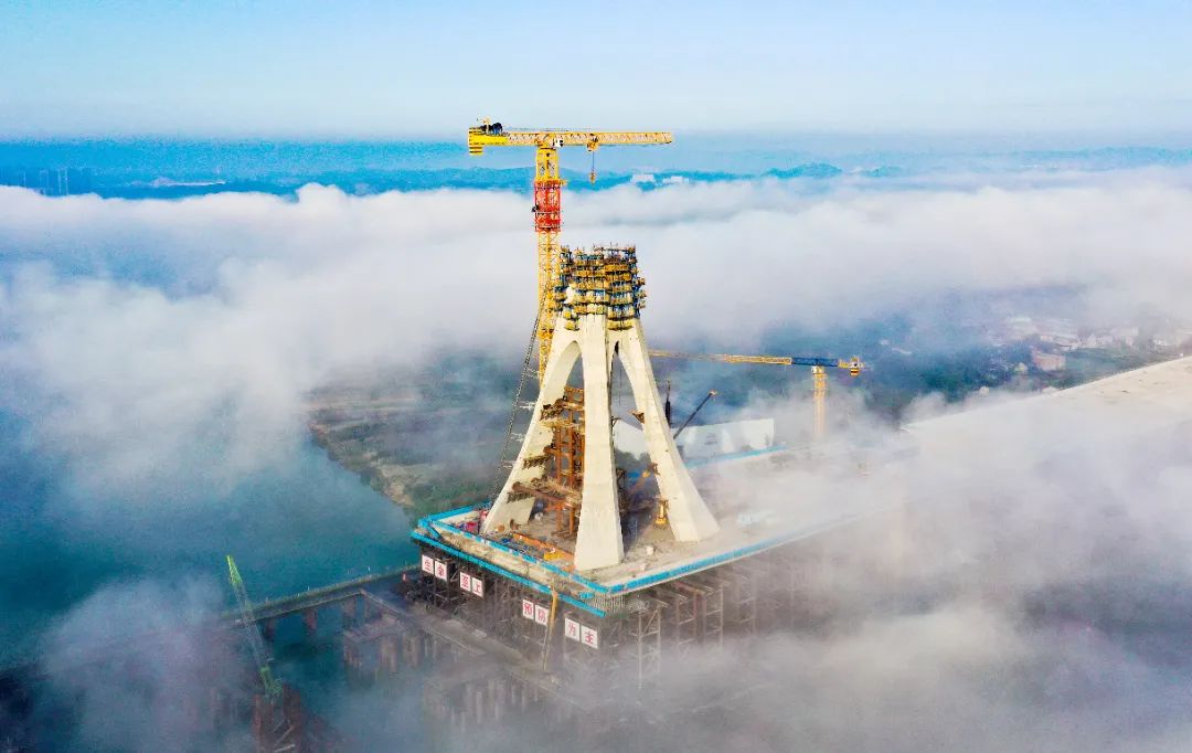 天空、建筑、曲线、建筑、玻璃、窗户、结构、云、反射、仰视、钢铁、现代、线条、城市、蓝色、框架、清洁、全球、公司、互联网 东西城市轴线沱江大桥.jpg