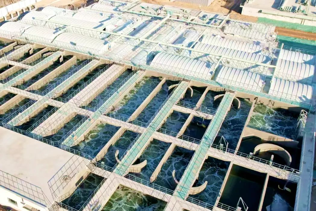 天空、建筑、曲线、建筑、玻璃、窗户、结构、云、反射、仰视、钢铁、现代、线条、城市、蓝色、框架、清洁、全球、公司、互联网 2.jpg