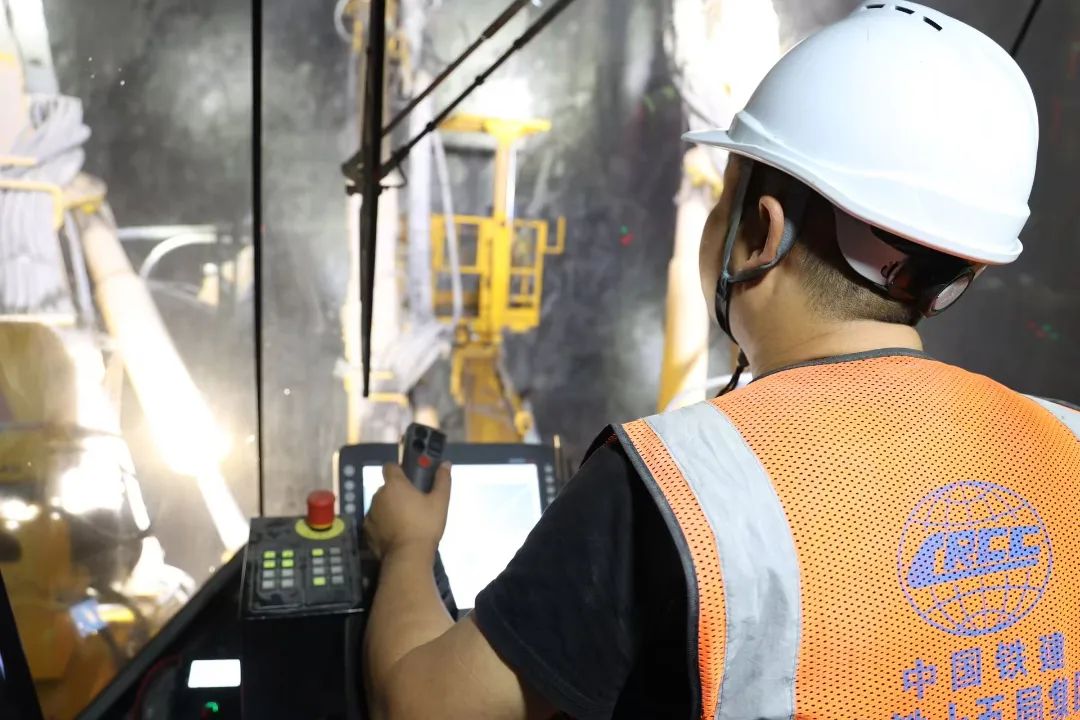 天空、建筑、曲线、建筑、玻璃、窗户、结构、云、反射、仰视、钢铁、现代、线条、城市、蓝色、框架、清洁、全球、公司、互联网 华蓥山隧道施工1.jpeg