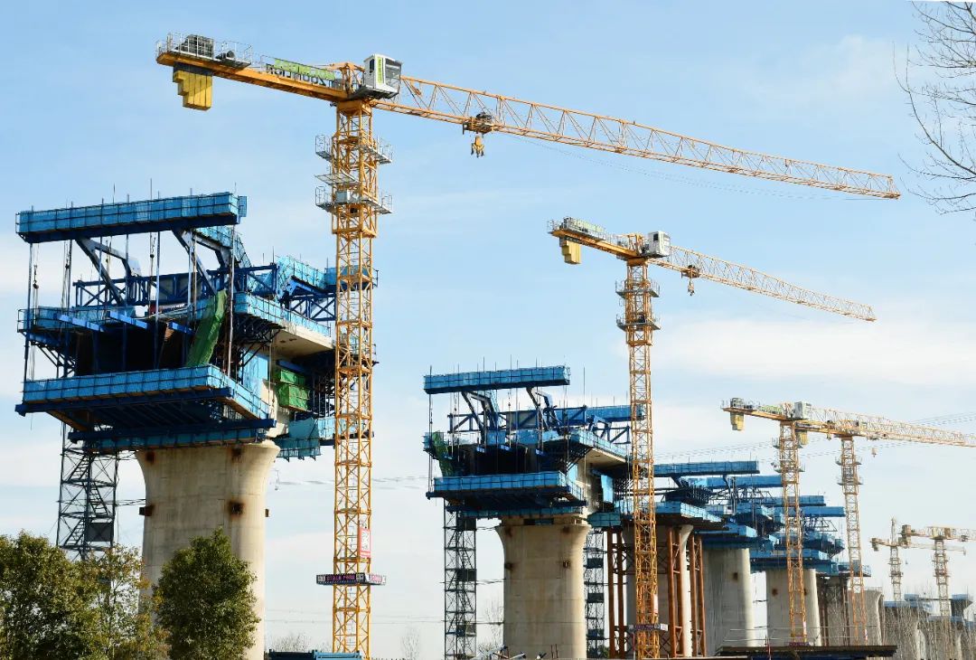 天空、建筑、曲线、建筑、玻璃、窗户、结构、云、反射、仰视、钢铁、现代、线条、城市、蓝色、框架、清洁、全球、公司、互联网 图为中铁二十一局平漯周高铁站前三标湛叶舞特大桥连续梁施工现场(冯敏摄).jpg