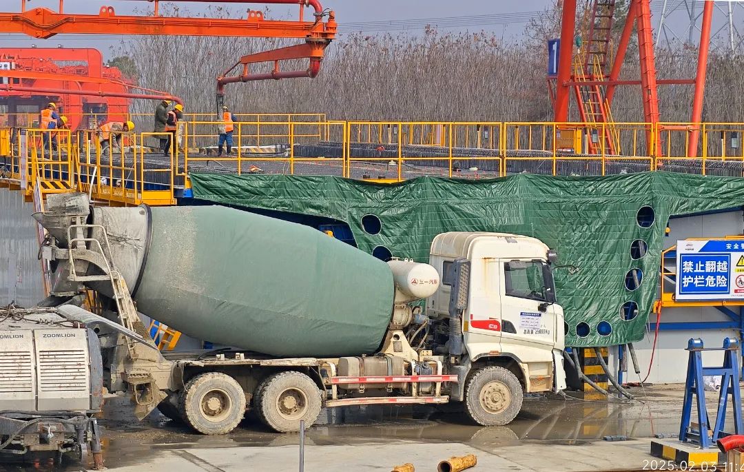 天空、建筑、曲线、建筑、玻璃、窗户、结构、云、反射、仰视、钢铁、现代、线条、城市、蓝色、框架、清洁、全球、公司、互联网 合武高铁红安梁场大干现场2.jpg