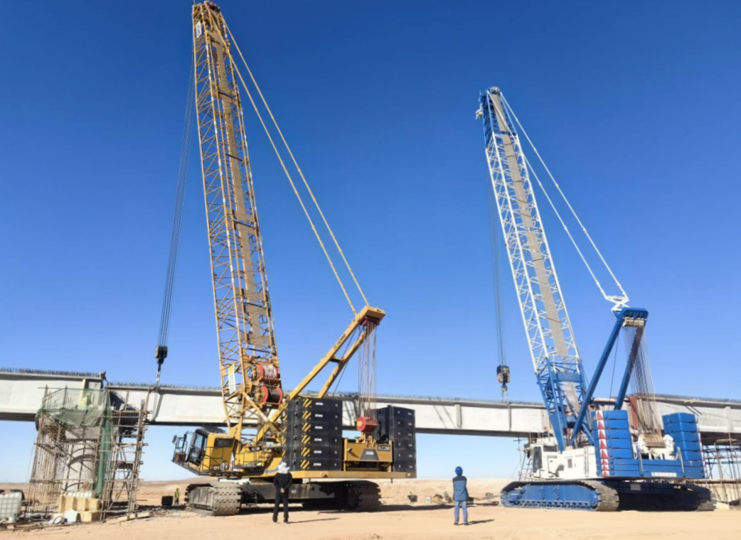 天空、建筑、曲线、建筑、玻璃、窗户、结构、云、反射、仰视、钢铁、现代、线条、城市、蓝色、框架、清洁、全球、公司、互联网 中国铁建阿尔及利亚西部铁路矿业线项目.png