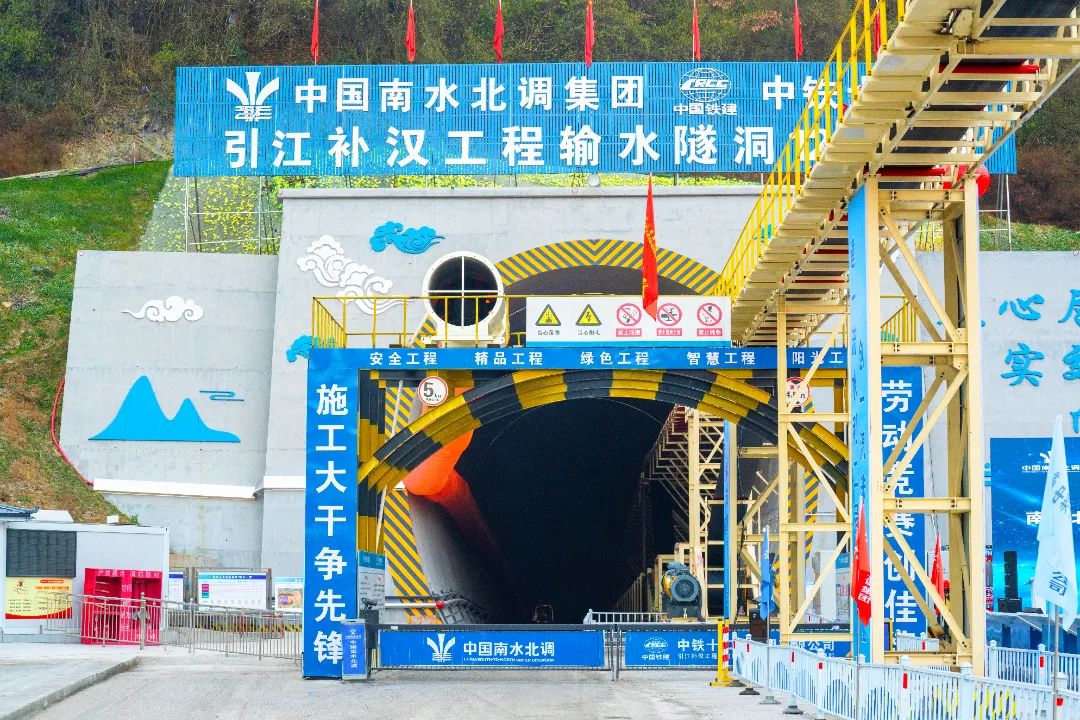 天空、建筑、曲线、建筑、玻璃、窗户、结构、云、反射、仰视、钢铁、现代、线条、城市、蓝色、框架、清洁、全球、公司、互联网 项目12号平洞.jpg