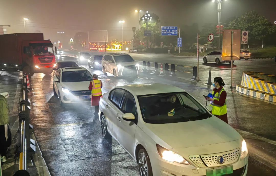 天空、建筑、曲线、建筑、玻璃、窗户、结构、云、反射、仰视、钢铁、现代、线条、城市、蓝色、框架、清洁、全球、公司、互联网 1.运营调度指挥.jpg
