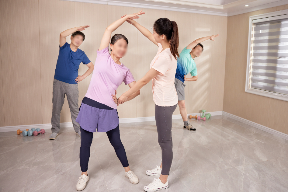 undefined 摄图网_507720137_教练指导养老院老人锻炼(企业商用).jpg