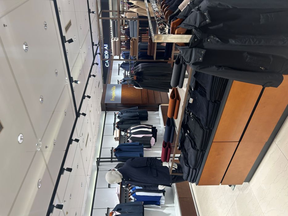 1741574571371441.jpg 金源新燕莎MALL内出售的服装李凯旋摄.JPG