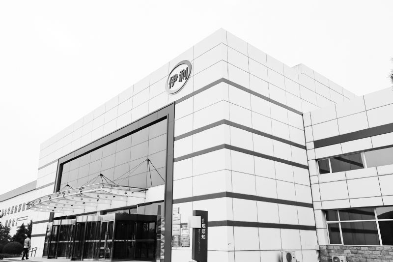 伊利股份营收降8.2%扣非降40%研发增2.3%潘刚薪酬加分红3.7亿日均进账101万