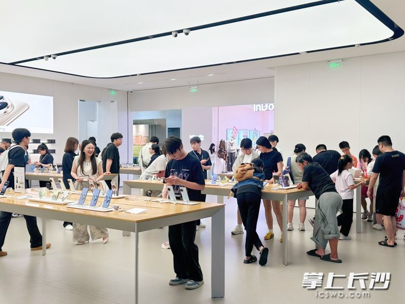 位于万家丽国际购物广场一楼的华为门店，许多消费者正在选购电子产品。长沙晚报全媒体记者贾凯清摄