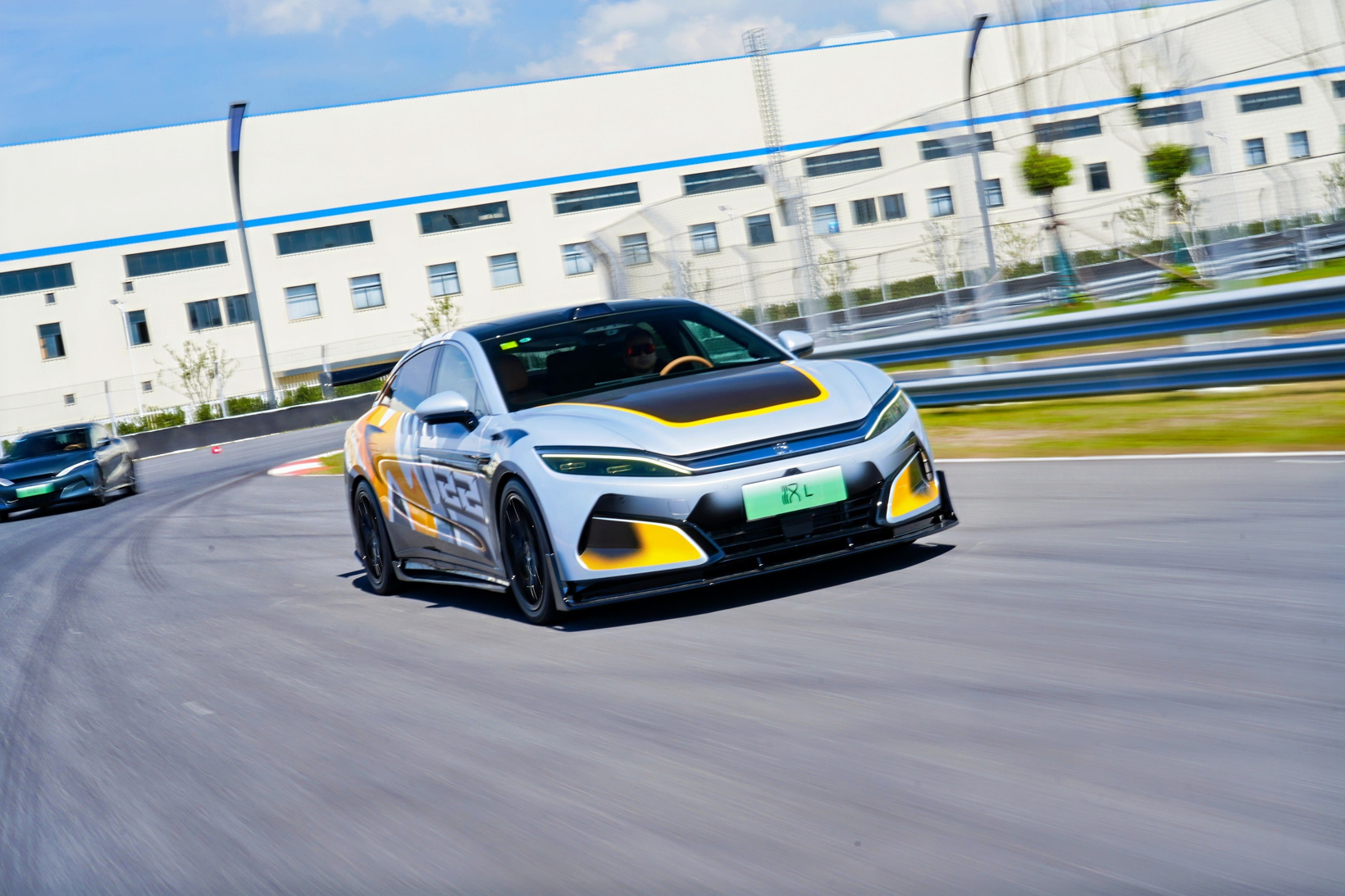 比亚迪汉家族交付破百万，汉L赛道体验日引爆性能狂欢