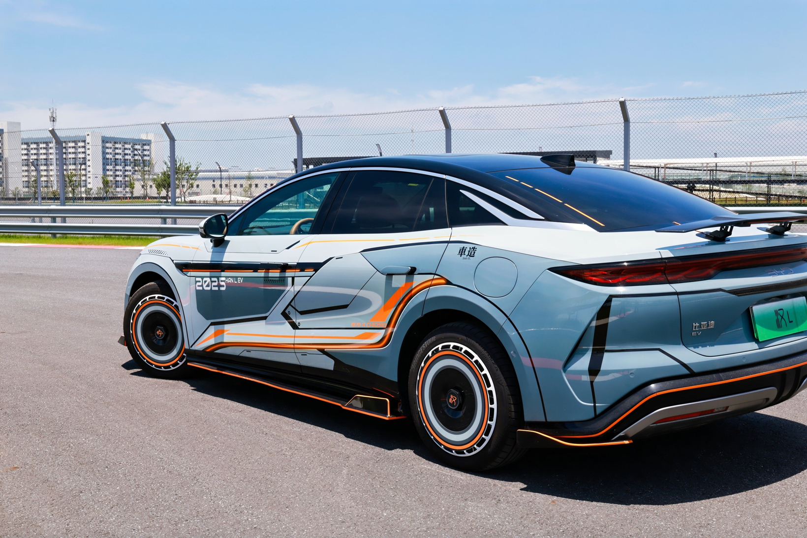 比亚迪汉家族交付破百万，汉L赛道体验日引爆性能狂欢