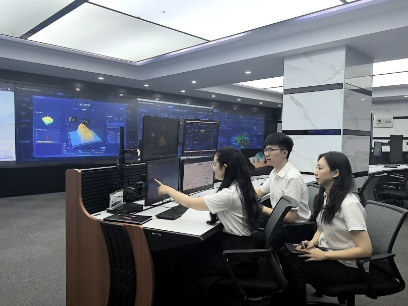 工作人员利用计量自动化系统3.0开展用电数据监测