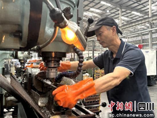 生产线上忙碌的工人。徐燕平摄