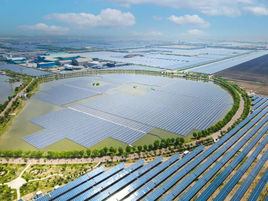 山西省最大的水上光伏发电项目——晋南钢铁集团有限公司万亩太子湖光伏发电项目。闫永芳摄.jpg