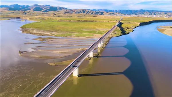 千库网_航拍甘南玛曲黄河大桥自然风光_摄影图编号268125_副本.jpg