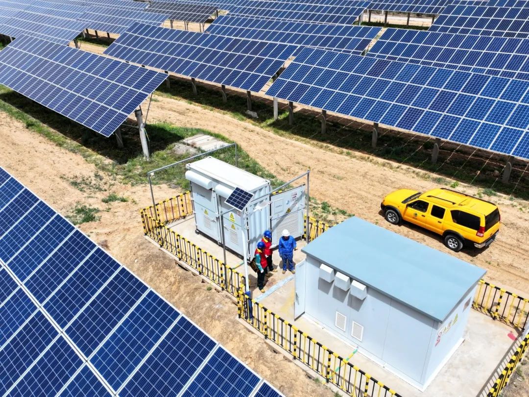 5月13日，国网山西临汾供电公司工作人员走进临汾隰县黄土镇30兆瓦农光互补光伏电站，了解光伏设备运行状态，协助用户检查光伏装置及并网设备。王航摄.jpg