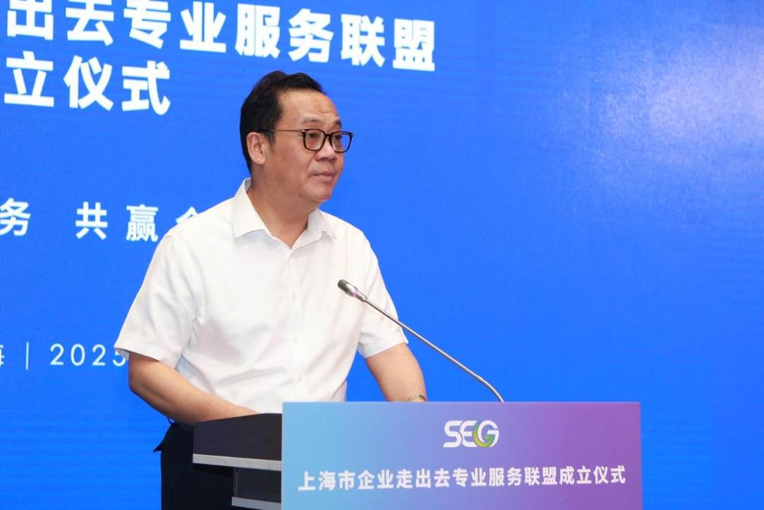 男人的照片上写着字AI 生成的内容可能不正确。