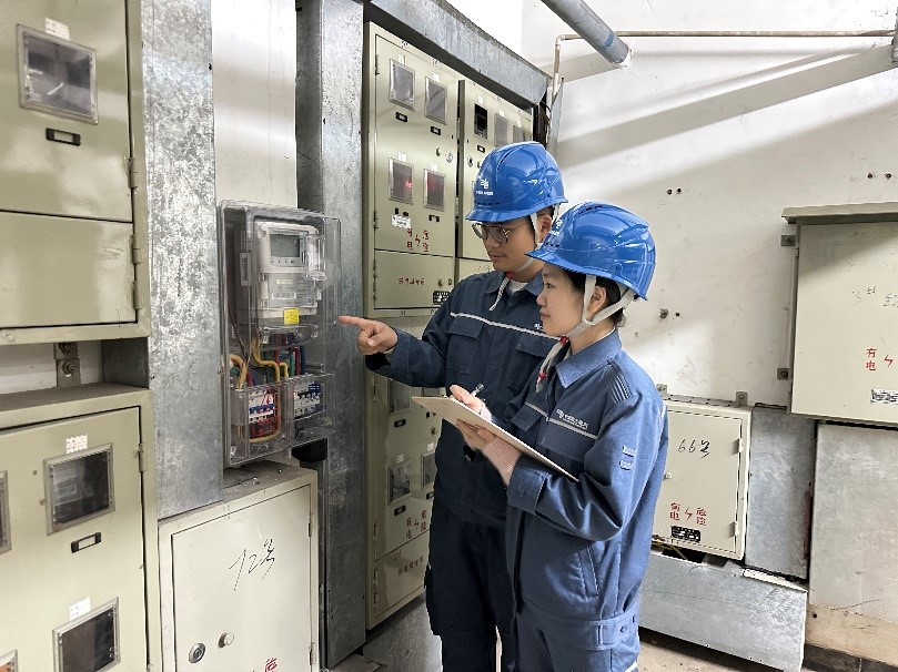 工作人员对智能电表运行状态开展检查