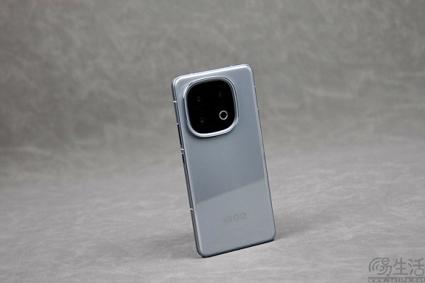 疑似iQOO 15系列配置曝光，或标配中底潜望