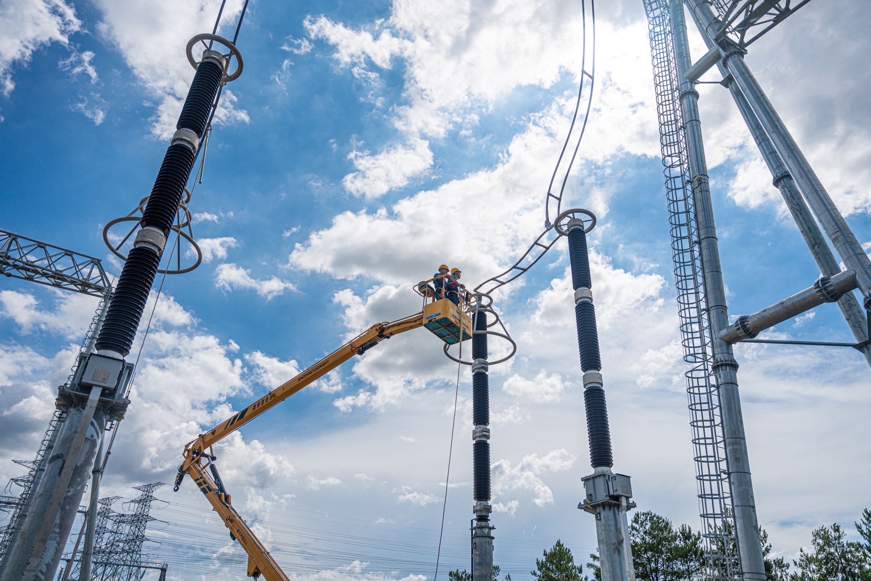 南方电网工作人员开展隐患排查，确保迎峰度夏期间电网设备安全可靠运行。徐子兴摄